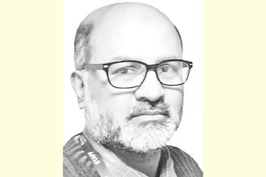 আমলাতন্ত্রের ছায়াতলে আমজনতা