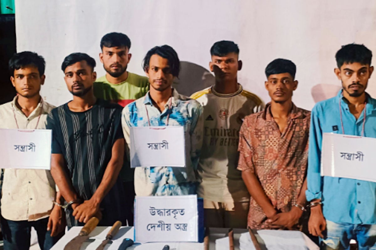 চাঁদপুরে অস্ত্রসহ কিশোর গ্যাংয়ের ৬ সদস্য গ্রেফতার