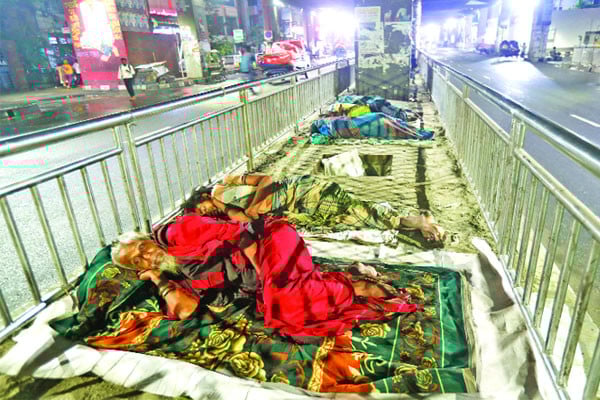 ঘুম ভাঙে ছেঁড়া পলিথিন ভিজে গেলে