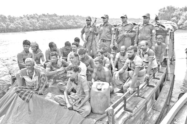 নিষিদ্ধ সময়ে মাছ আহরণ, আটক ২৭