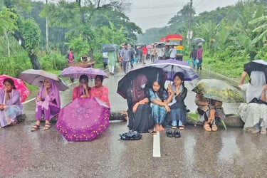 শিক্ষার্থীদের মহাসড়ক ব্লকেড লাঠিপেটায় আহত ২১