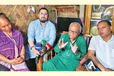 ঋতুপর্ণার মায়ের পাশে দাঁড়ালেন তারেক রহমান