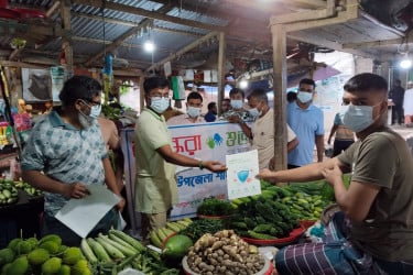শিবচরে বসুন্ধরা শুভসংঘের উদ্যোগে করোনা সচেতনতায় মাস্ক বিতরণ
