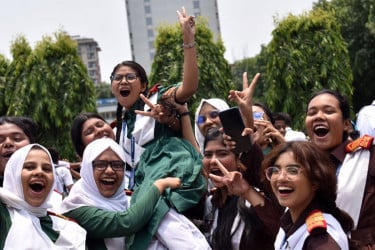 ৯৮৪ প্রতিষ্ঠানে শতভাগ পাস
