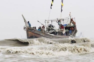 বঙ্গোপসাগরে ট্রলারডুবি, তিন দিন পর ১৫ জেলেই উদ্ধার