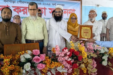 বনপাড়া পৌরসভায় সেরা করদাতাদের সম্মাননা প্রদান