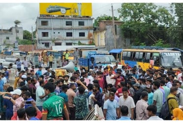 ইপিজেড বাস্তবায়নে ঢাকা-রংপুর মহাসড়ক অবরোধ করে বিক্ষোভ
