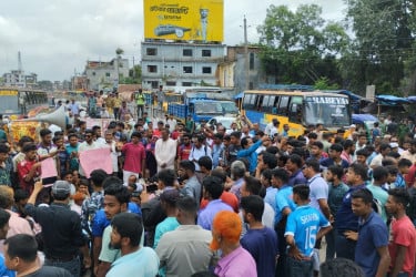 ইপিজেড বাস্তবায়নের ঢাকা-রংপুর মহাসড়ক অবরোধ করে বিক্ষোভ