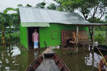 টানা বৃষ্টিতে নোয়াখালী জলমগ্ন