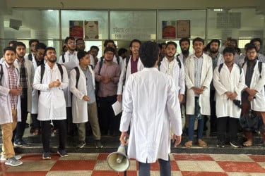 চমেক শিক্ষার্থীদের দুই দফা দাবি