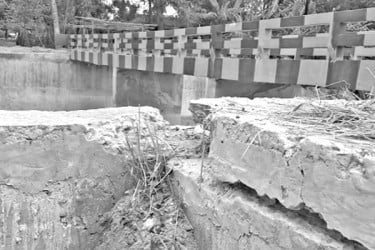 দেবে গেছে সেতু, বিভিন্ন অংশে ফাটল