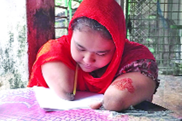 মুখ দিয়ে লিখে জিপিএ-৫