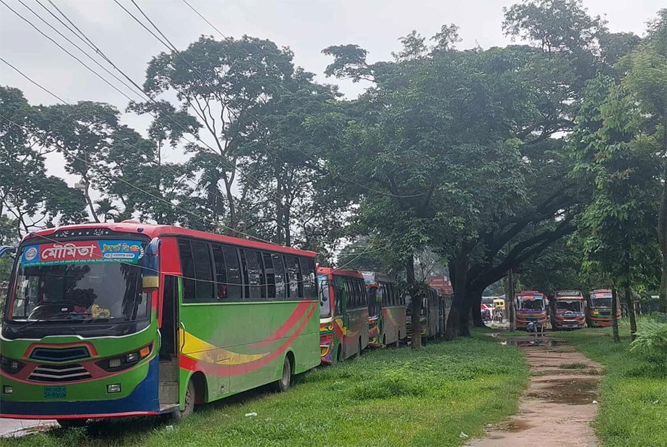 বাসের রেষারেষিতে জাবি শিক্ষার্থীর বাবার মৃত্যু, মৌমিতার ১০ বাস আটক