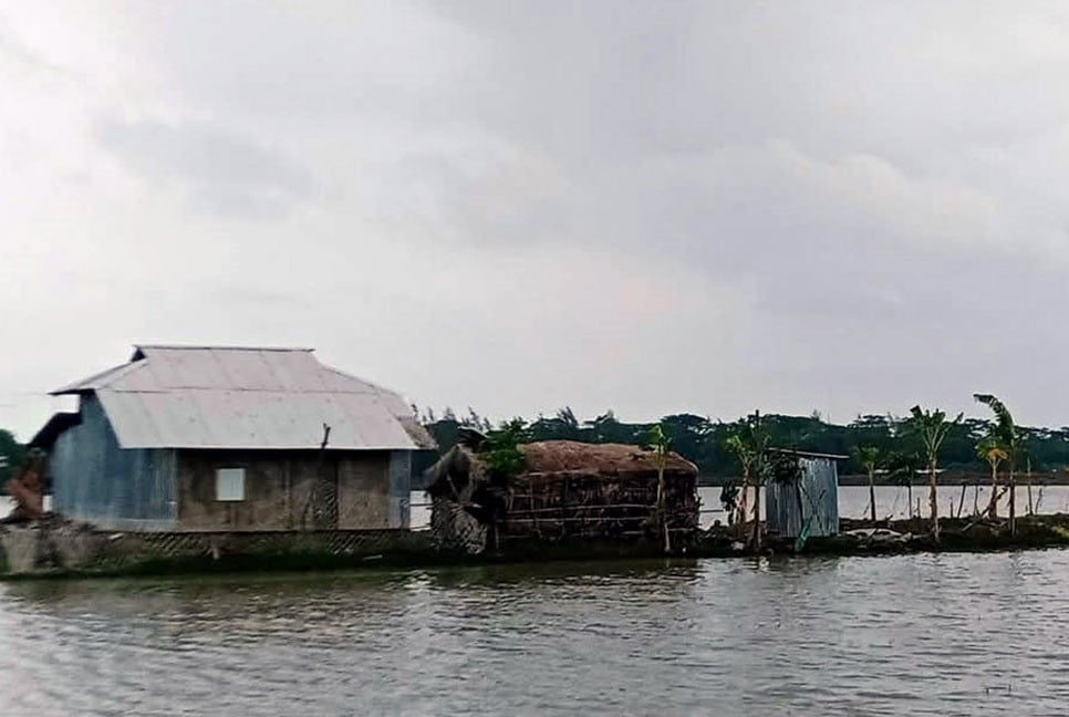 কলাপাড়ায় ভারী বৃষ্টিতে জলাবদ্ধতা