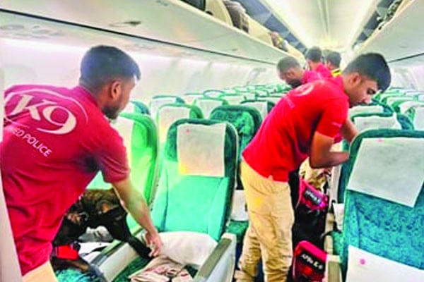 বিমানে বোমা আতঙ্ক থামিয়ে চলল তল্লাশি