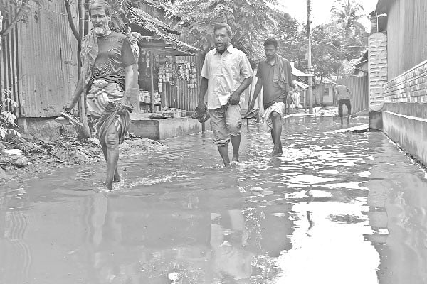 বৃষ্টি হলেই হাঁটু পানি