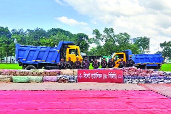 সীমান্তে ২ কোটি টাকার চোরাই পণ্য জব্দ