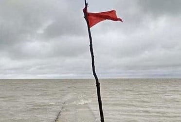 ৪ নদীবন্দরে সতর্কতা, দমকা হাওয়াসহ বৃষ্টির সম্ভাবনা