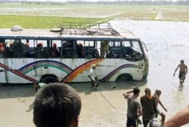 নেত্রকোনায় বিয়ের বাস উল্টে নিহত ১
