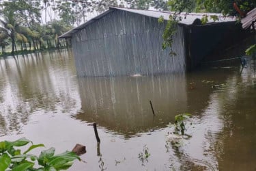 নোয়াখালীতে ৪০ হাজার পরিবার পানিবন্দি, ১৮শ’ শিক্ষা প্রতিষ্ঠান বন্ধ