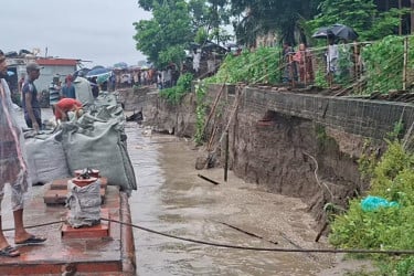 পদ্মার ভাঙনে জাজিরায় দিশেহারা কয়েক হাজার মানুষ