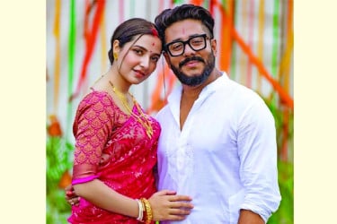 বৃষ্টিভেজা দিনে কাছাকাছি রাজ-শুভশ্রী