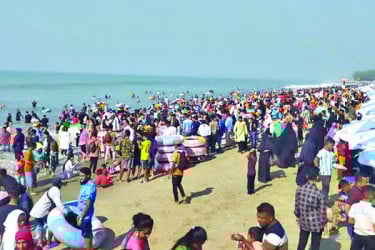 পর্যটকে টইটম্বুর কক্সবাজারে আতঙ্ক গুপ্তখাল