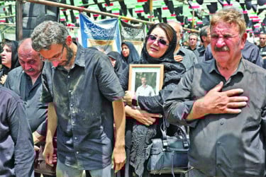 এক ইরানির শেষ বিদায়ের সময় শোকার্ত জনতার আর্তনাদ