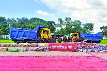 সীমান্তে ২ কোটি টাকার চোরাই পণ্য জব্দ