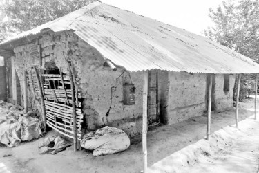 একসময়ের ঐতিহ্য এখন জরাজীর্ণ