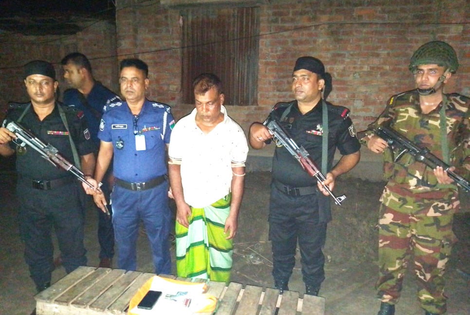 ঝিনাইদহে বিদেশি পিস্তলসহ শীর্ষ সন্ত্রাসী ঘেনা গ্রেফতার