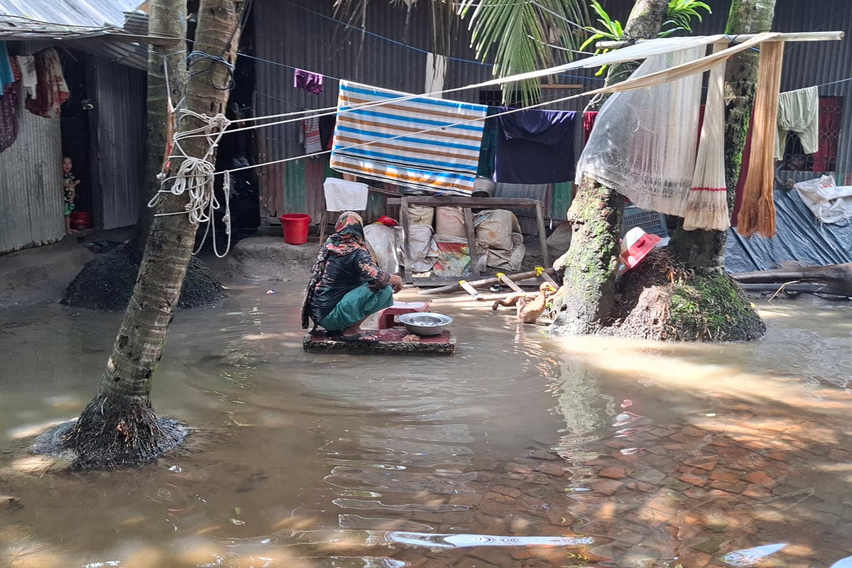 নোয়াখালীতে ধীরগতিতে নামছে পানি, কয়েকটি গ্রামে বেড়েছে পানি