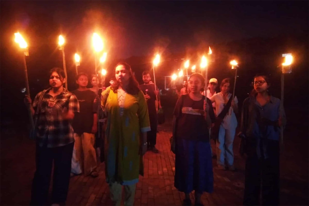 আইনশৃঙ্খলার অবনতি ও হত্যাকাণ্ডের প্রতিবাদে জাবিতে মশাল মিছিল