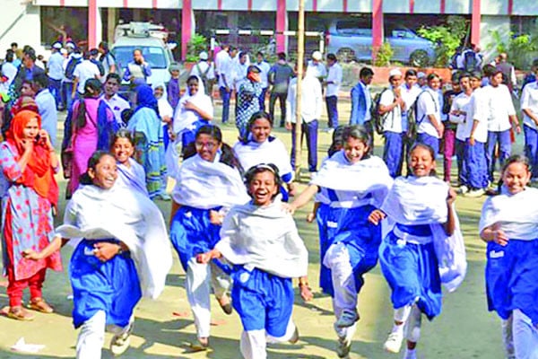 স্কুল পেরোনোর আগেই ঝরছে