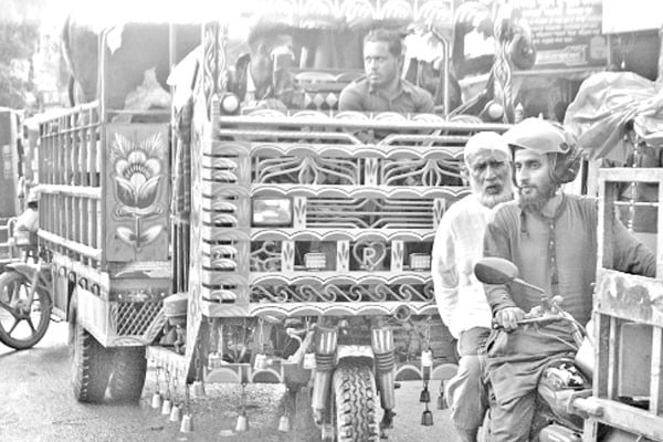 রাস্তার পাশে গরুর হাট যানজট, ভোগান্তি