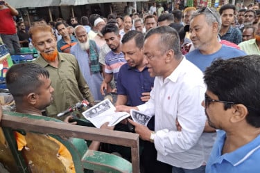 ৩১ দফার লিফলেট বিতরণ বিএনপি নেতা ফয়সাল আলিমের