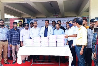 নারায়ণগঞ্জে সরকারি হাসপাতালে জেলা পরিষদের ডেঙ্গু কিট প্রদান