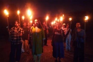 আইনশৃঙ্খলার অবনতি ও হত্যাকাণ্ডের প্রতিবাদে জাবিতে মশাল মিছিল