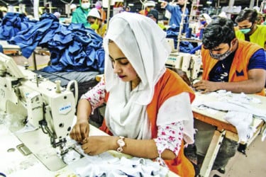 বড় ঝুঁকিতে পোশাক খাত