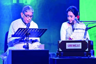 বাদল দিনের প্রথম কদম ফুল