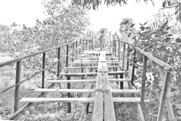 ভাঙা কাঠের সেতুতে ঝুঁকিপূর্ণ চলাচল