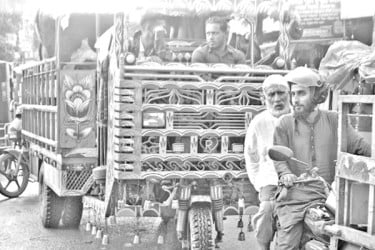 রাস্তার পাশে গরুর হাট যানজট, ভোগান্তি