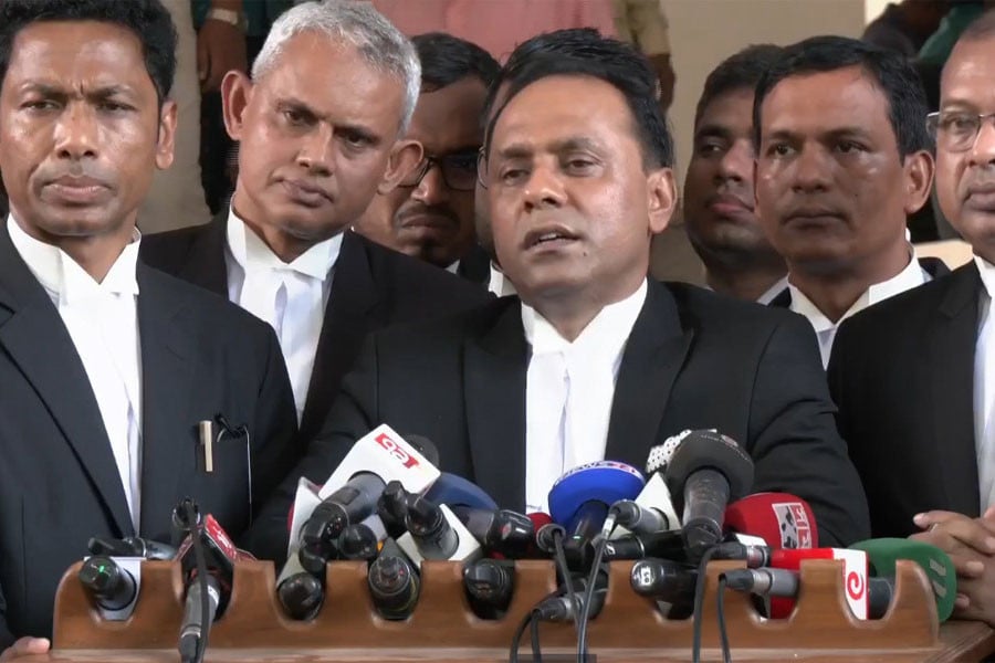 যুগান্তরের সম্পাদককে ৫ দিনের মধ্যে ক্ষমা চাইতে আইনি নোটিশ