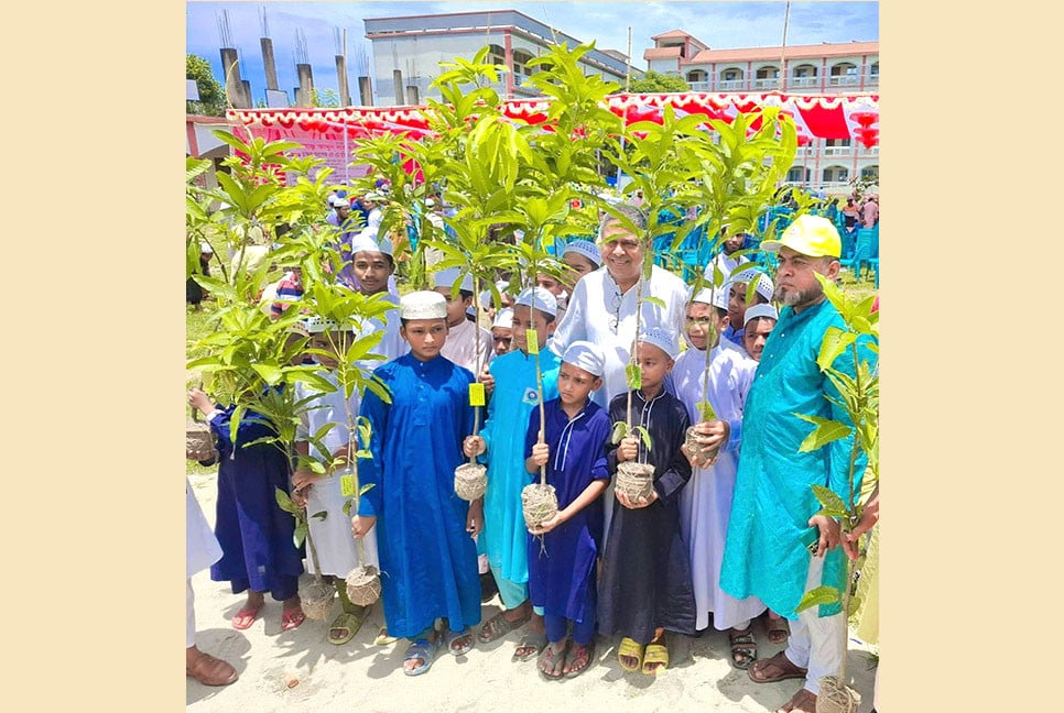 শ্রীপুরে শিক্ষার্থীদের মাঝে ৪ হাজার গাছের চারা বিতরণ