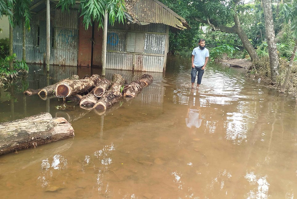 নোয়াখালীতে বন্যার পানি নামছে, বাড়ছে দুর্ভোগ