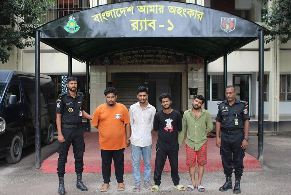 টঙ্গীতে চার ছিনতাইকারী গ্রেফতার