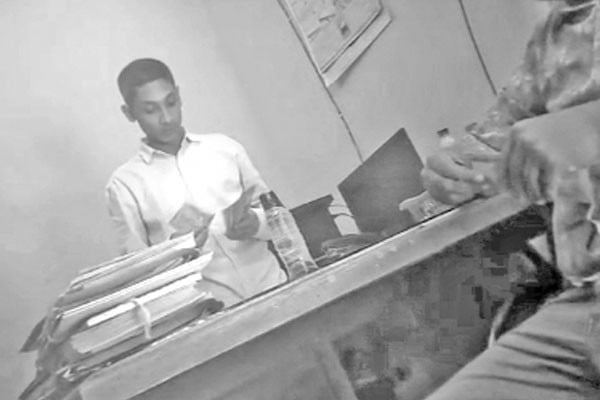 গুনে গুনে ঘুষ