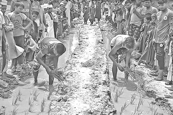 দাবি পূরণ না হওয়ায় প্রতিবাদ