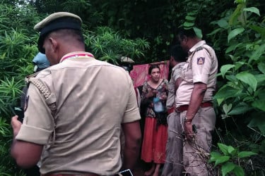 ভারতে গুহা থেকে দুই সন্তানসহ রুশ নারীকে উদ্ধার