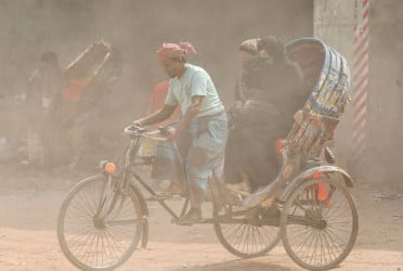 রাতে বৃষ্টির পরও ঢাকার বাতাস আজ অস্বাস্থ্যকর